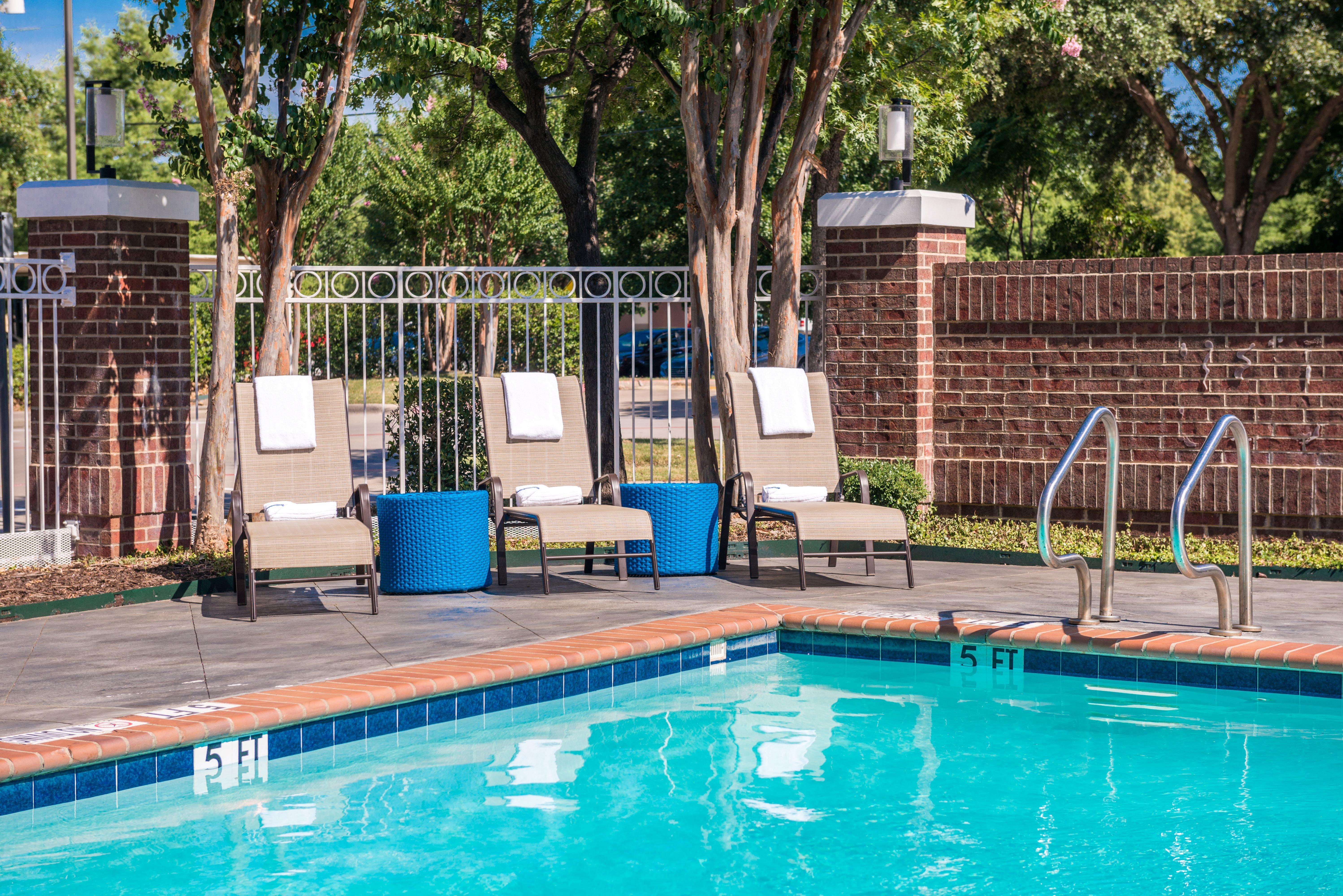 Holiday Inn And Suites Addison By Ihg Exterior foto